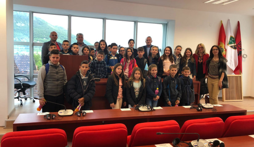 Učenici V razreda Osnovne škole “Džafer Nikočević” posjetili zgradu Opštine Gusinje