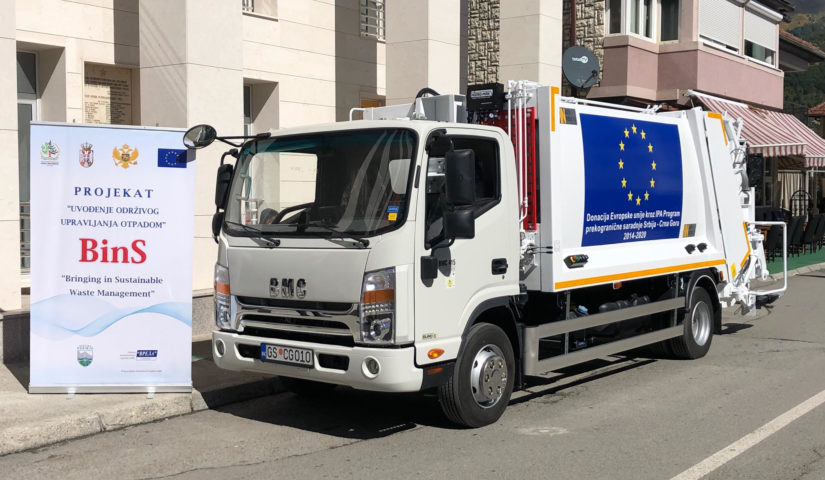 Opština Gusinje predala na korišćenje specijalizovano vozilo za odvoz smeća Komunalnom preduzeću